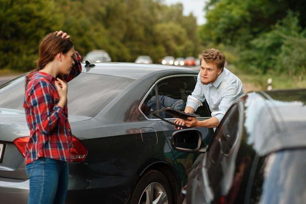 Uber driver talking to the female driver involved in collision.