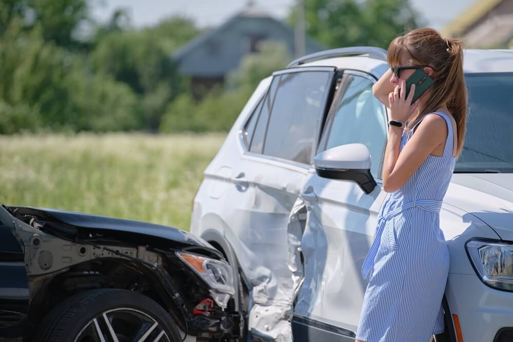 Lady driver calling for help from police.